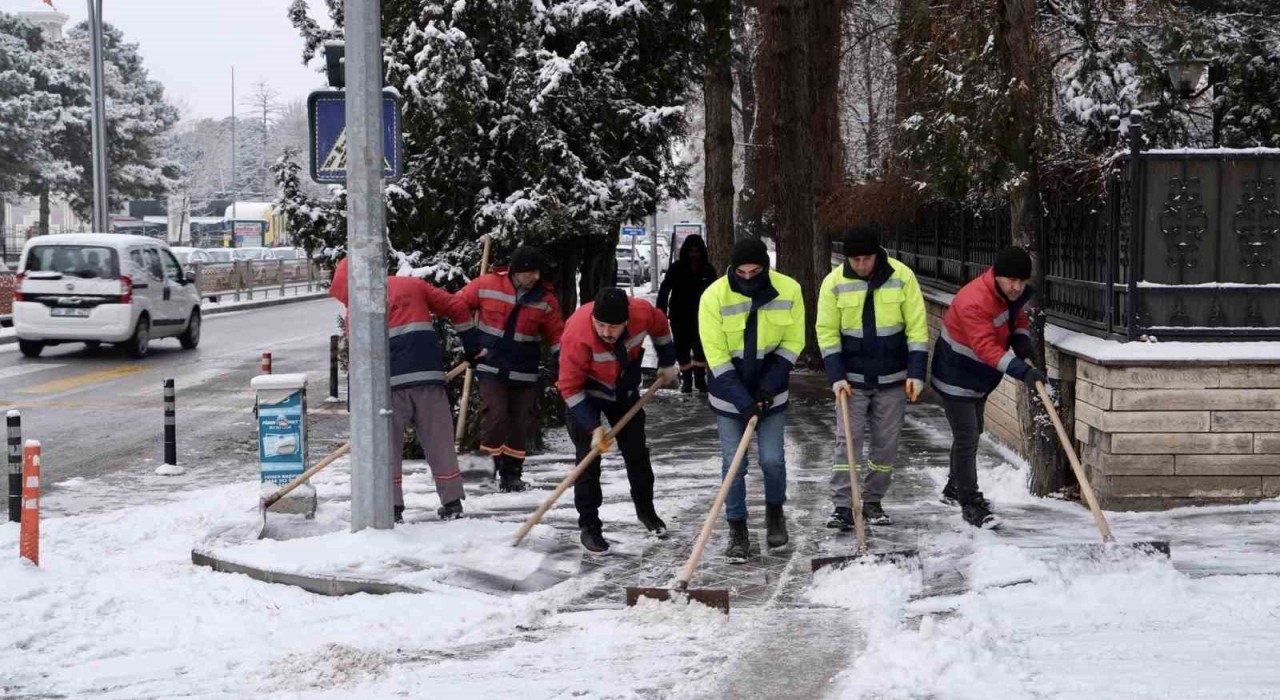 Erzincanda belediye ekipleri kar küreme çalışması yaptı