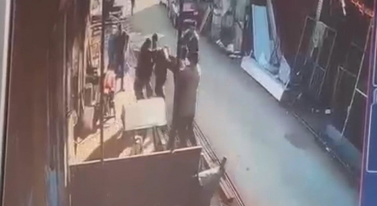 Erzincanda iki esnaf arasında tekme tokatlı kavga güvenlik kamerasına yansıdı