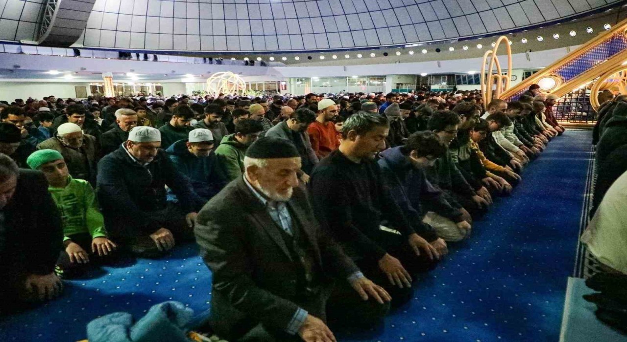 Erzincanda ilk teravih namazı kılındı
