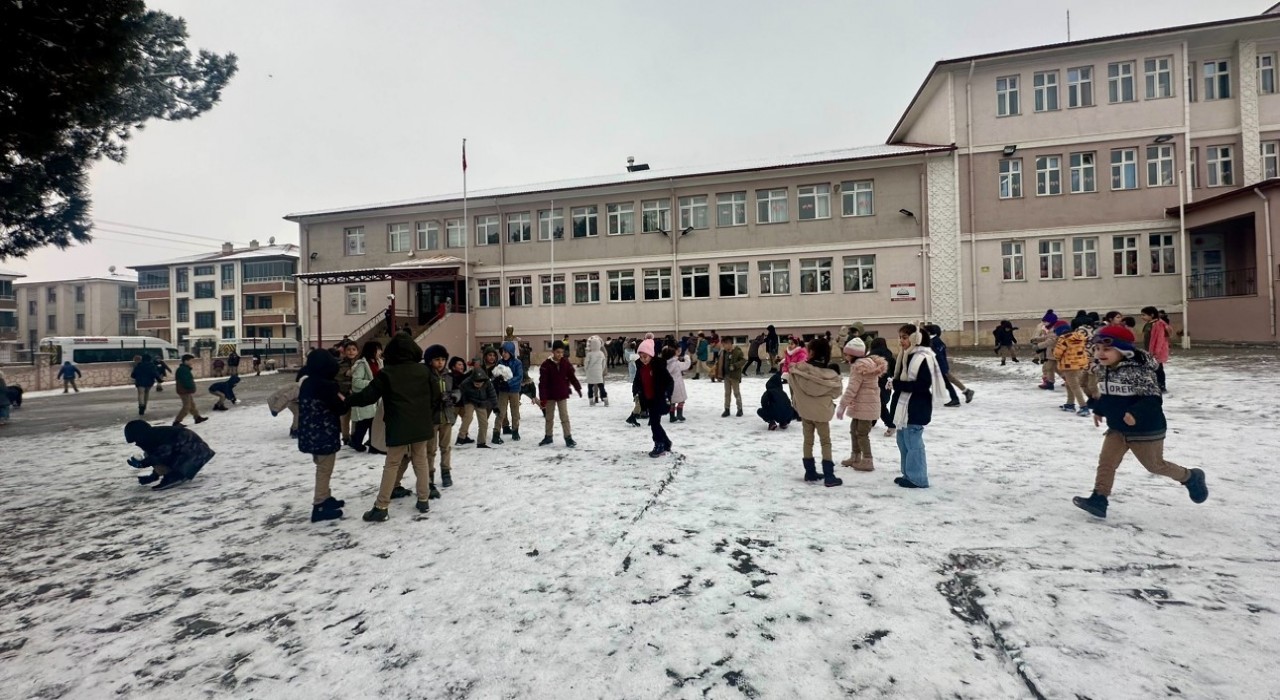 Erzincanda kar yağışı görsel şölen oluşturdu: beyaza bürünen kentte çocuklar kartopu oynadı