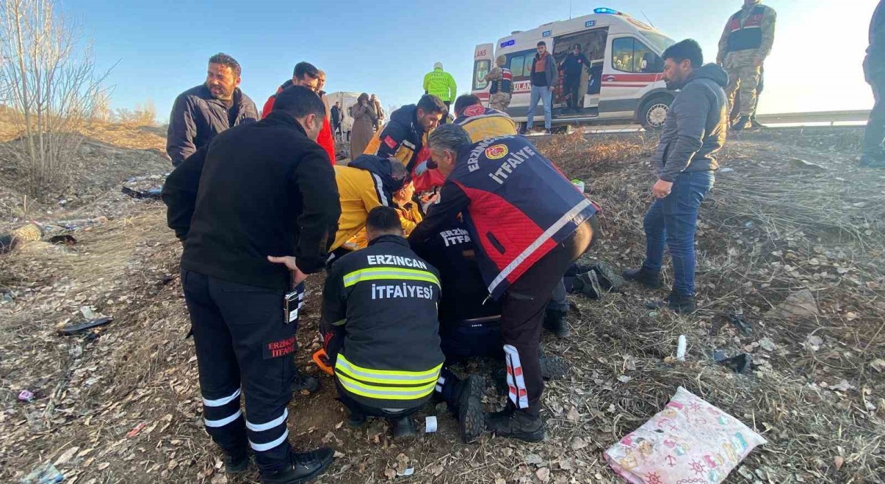 Erzincanda otomobil şarampole devrildi: 4 yaralı
