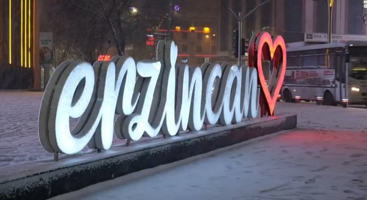 Erzincanda sağanak yağış yerini kar yağışına bıraktı, okullar tatil edildi
