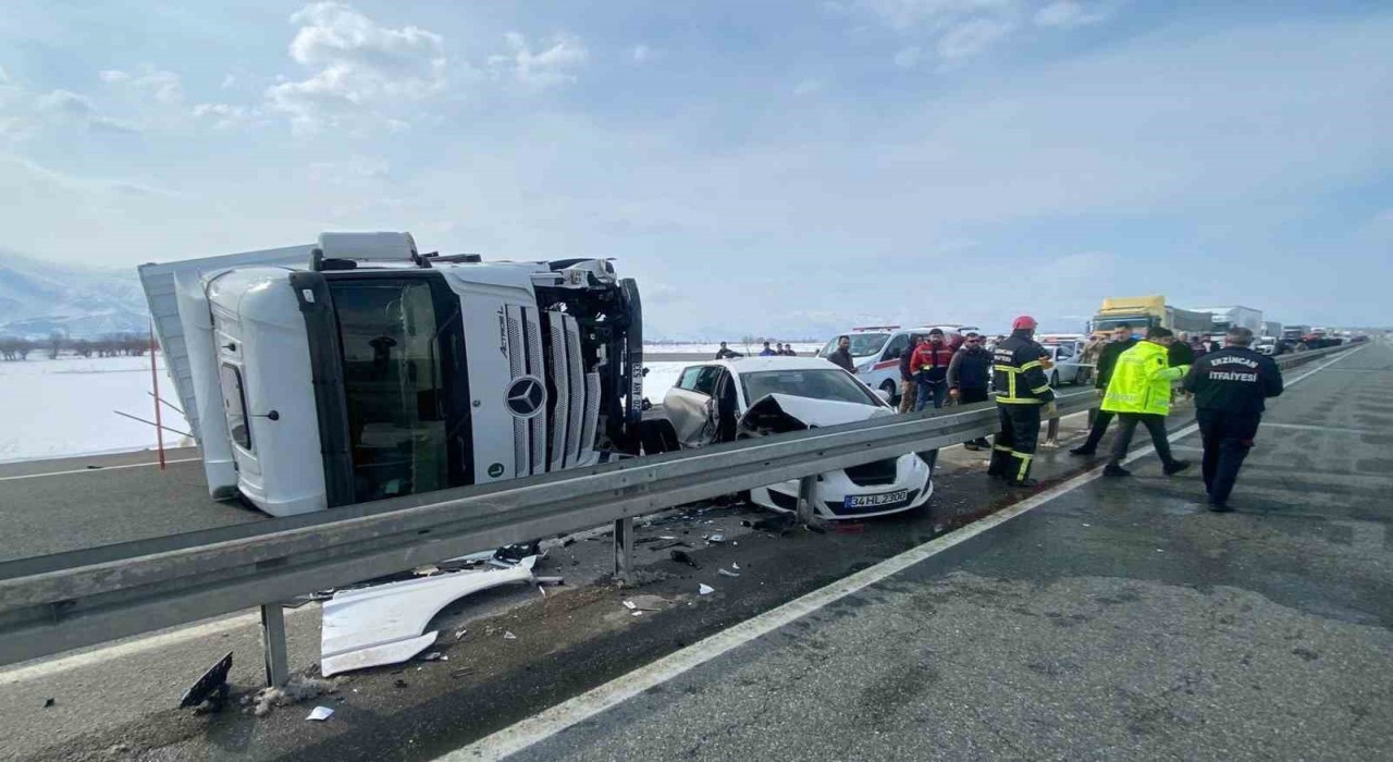 Erzincanda tır ile otomobil çarpıştı: 3 yaralı