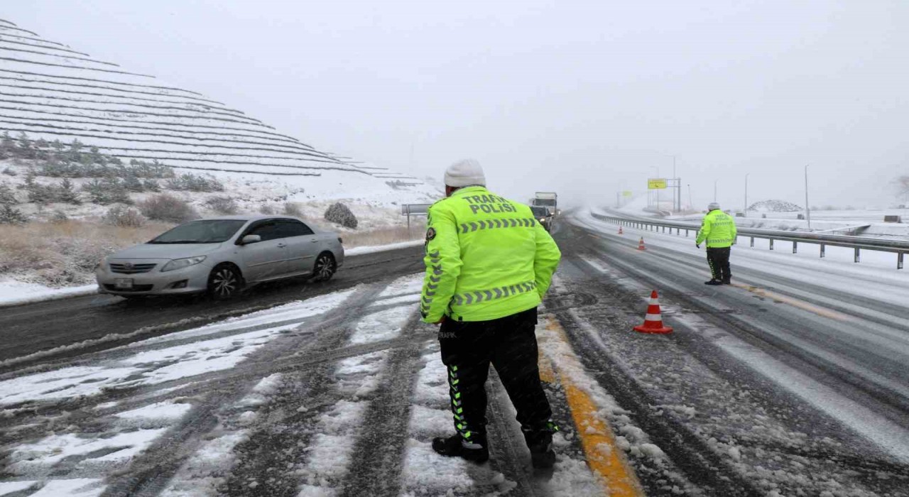 Erzincanda trafik polisleri 7/24 vatandaşların yardımına koşuyor