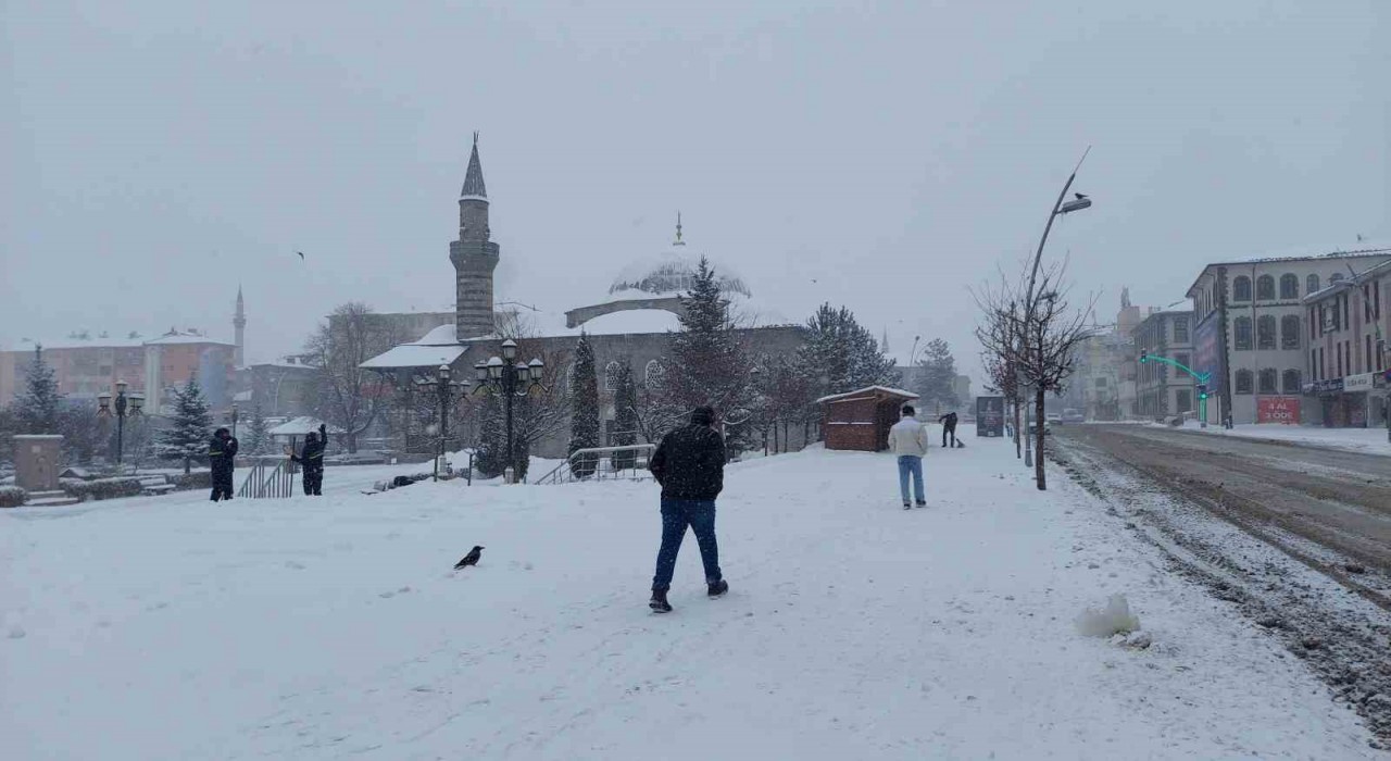 Erzurumda kar kenti beyaza bürüdü