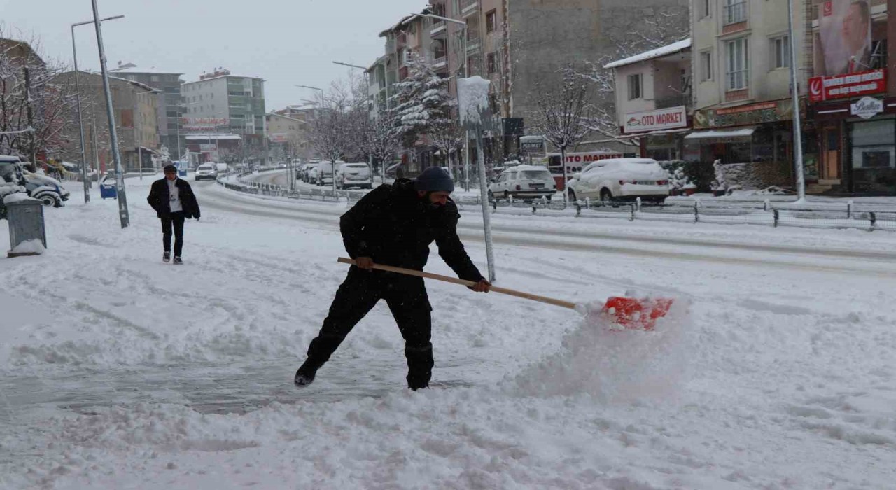 Erzurumda kar yağışı ilçeleri adeta felç etti
