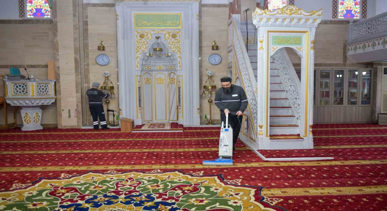Esenyurtta ibadethaneler dip köşe temizleniyor