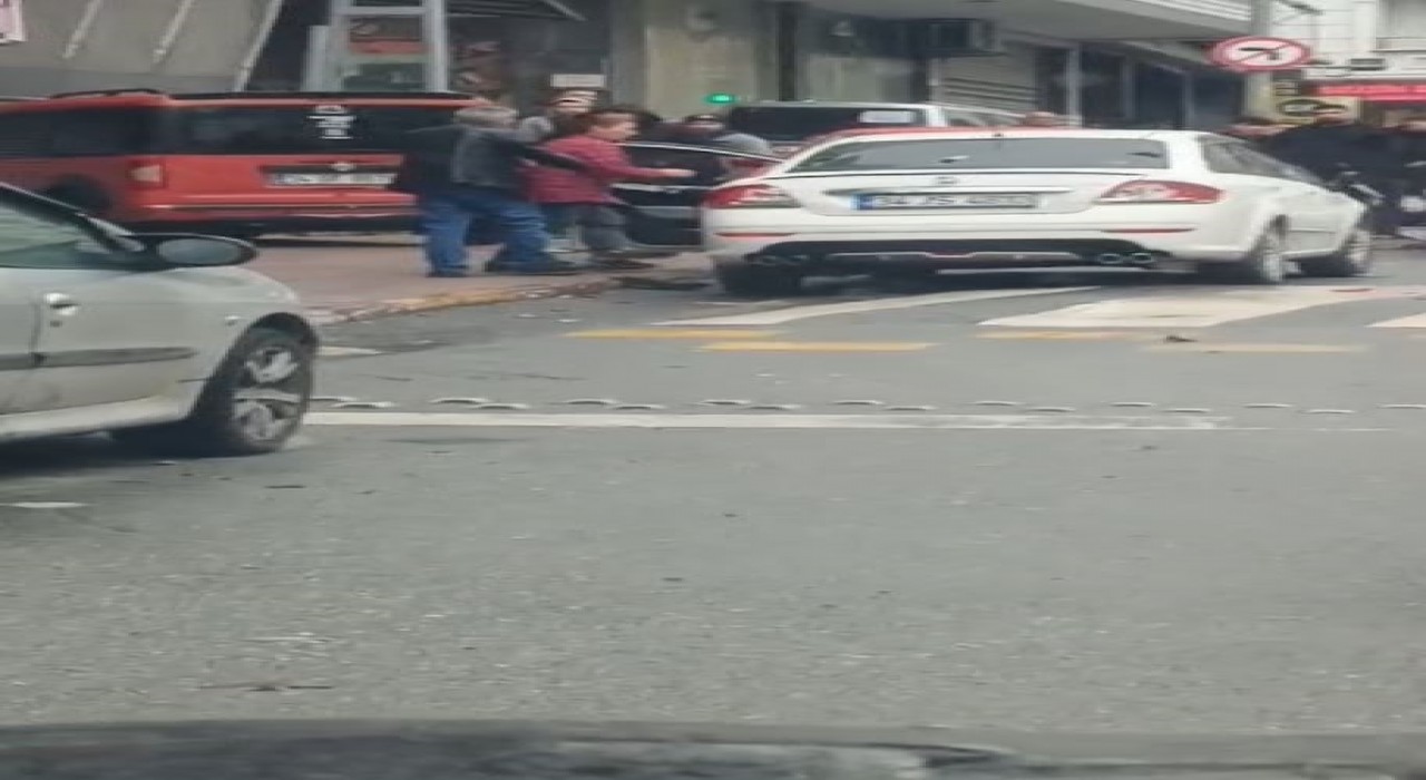 Esenyurtta kocasına sinirlenen kadın, arabayı çekiçle pert etti