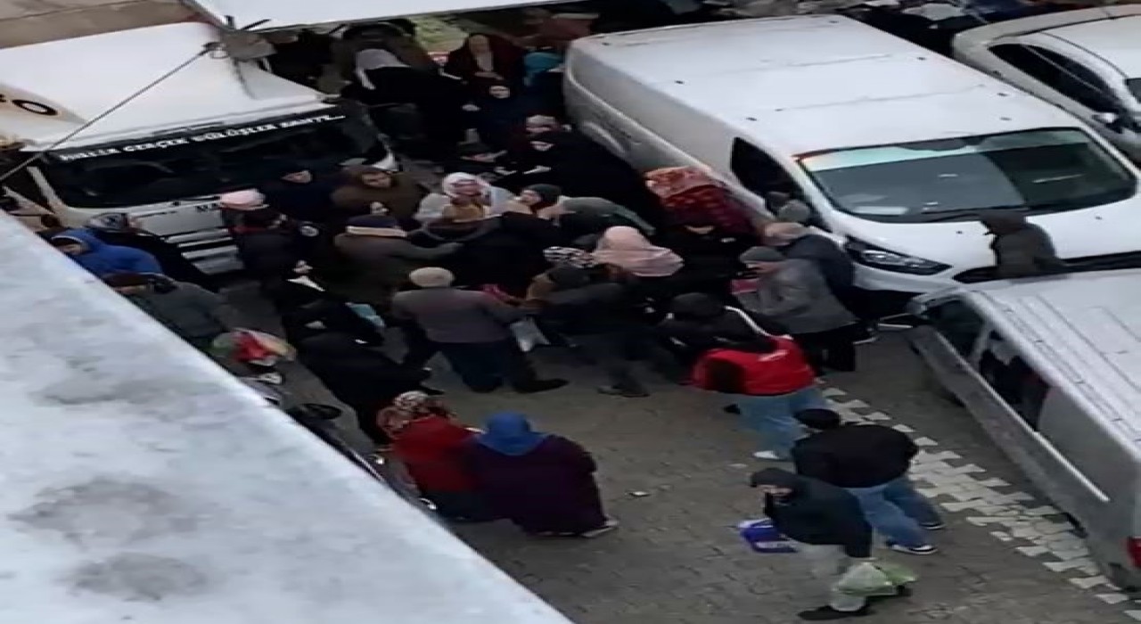 Esenyurtta pazarda hırsızlık yapan kadın suçüstü yakalandı: O anlar kamerada