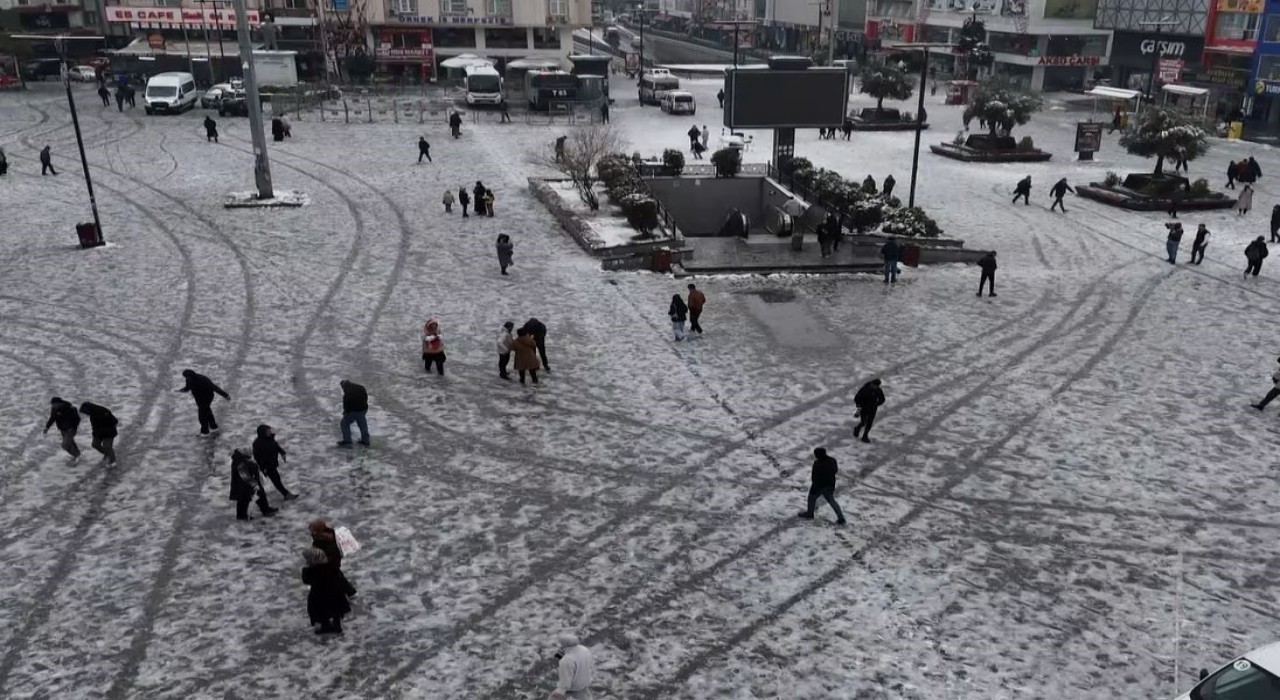 Esenyurtta polis ile vatandaşlar kar topu oynadı