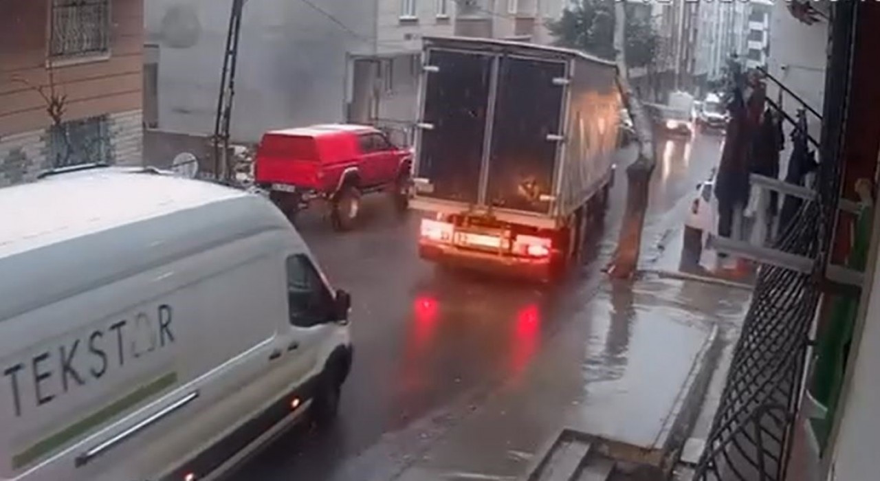 Esenyurtta seyir halindeki kamyonet ağaca çarptı