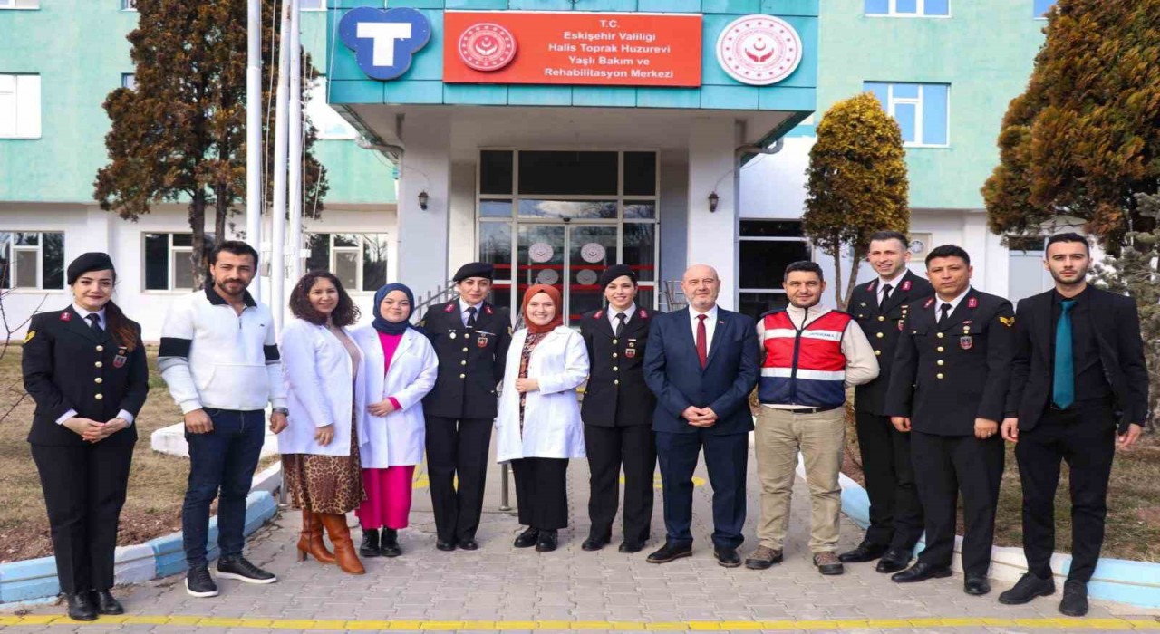 Eskişehir İl Jandarma Komutanlığından huzurevine anlamlı ziyaret