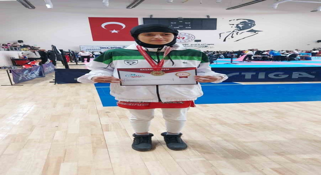 Eskişehir Orgeneral Halil Sözer Ortaokulu öğrencisi ‘Kick Boks müsabakalarında Türkiye birincisi olarak altın madalya kazandı