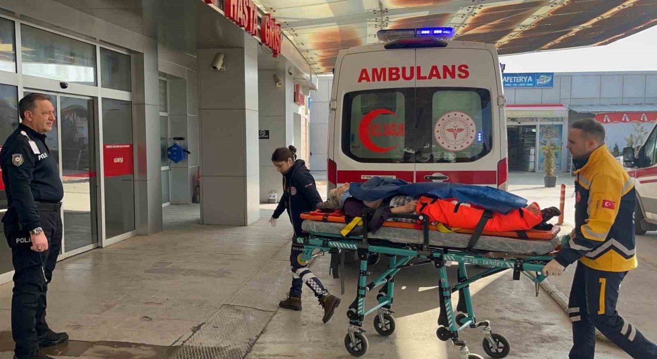 Eskişehirde 2nci kattan düşen kadın ağır yaralanırken yakını sinir krizi geçirdi