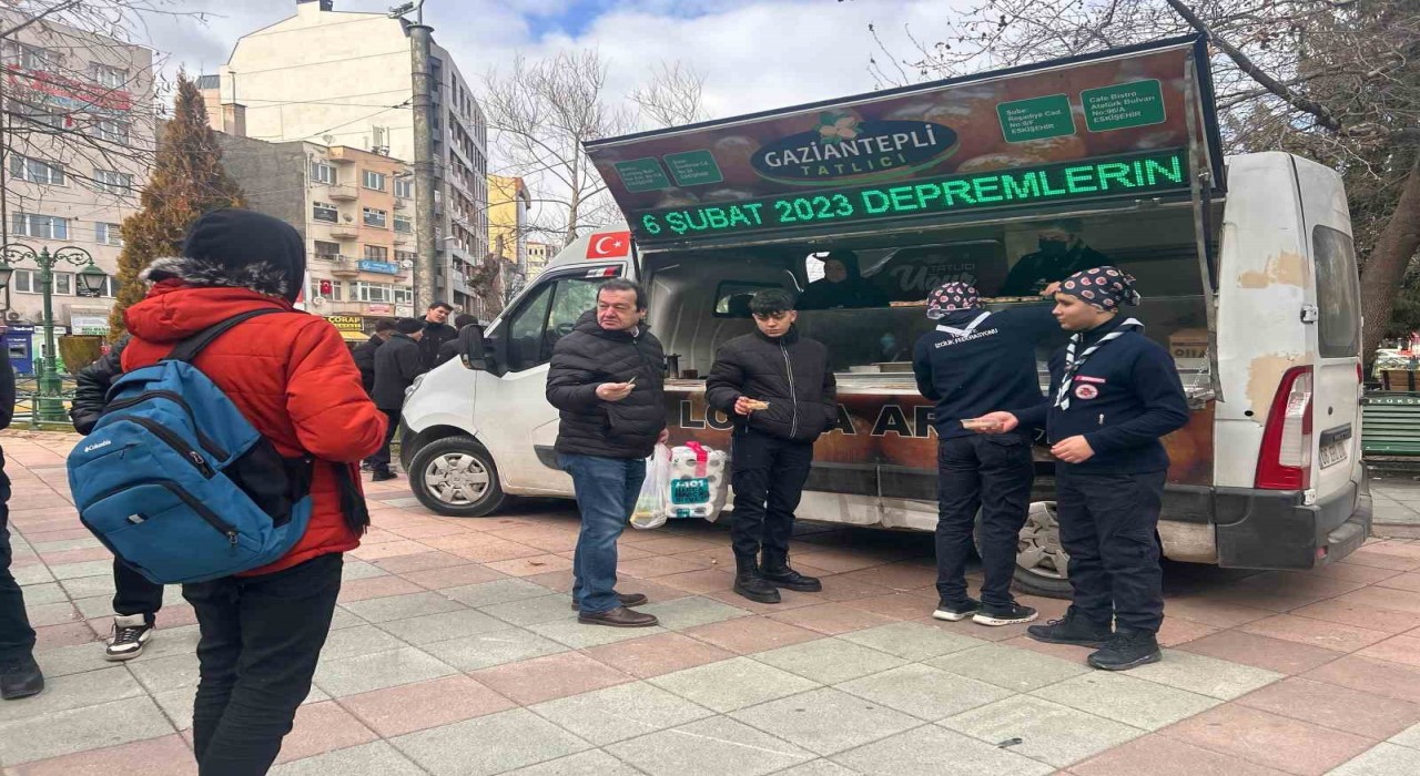Eskişehirde depremde hayatını kaybeden vatandaşlar için farklı yerlerde lokma dağıtıldı