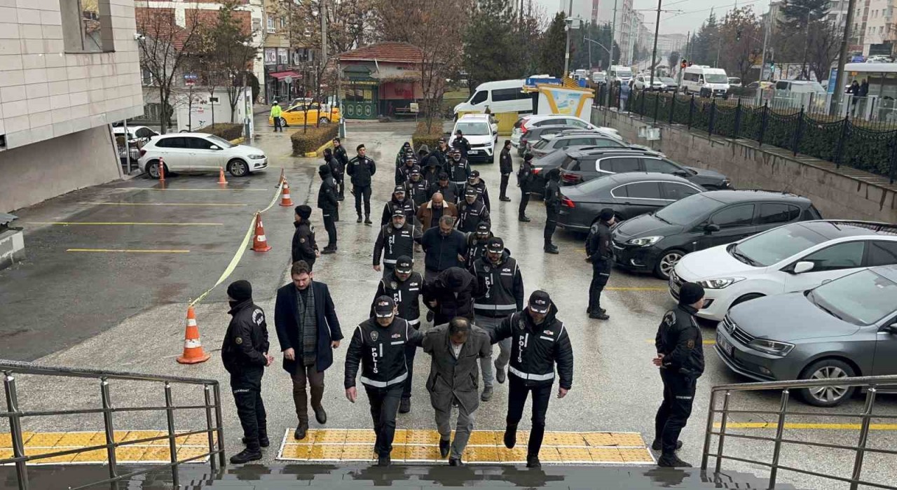 Eskişehirde tefecilik suçundan mahkeme sevk edilen şüphelilerin 4ü tutuklandı