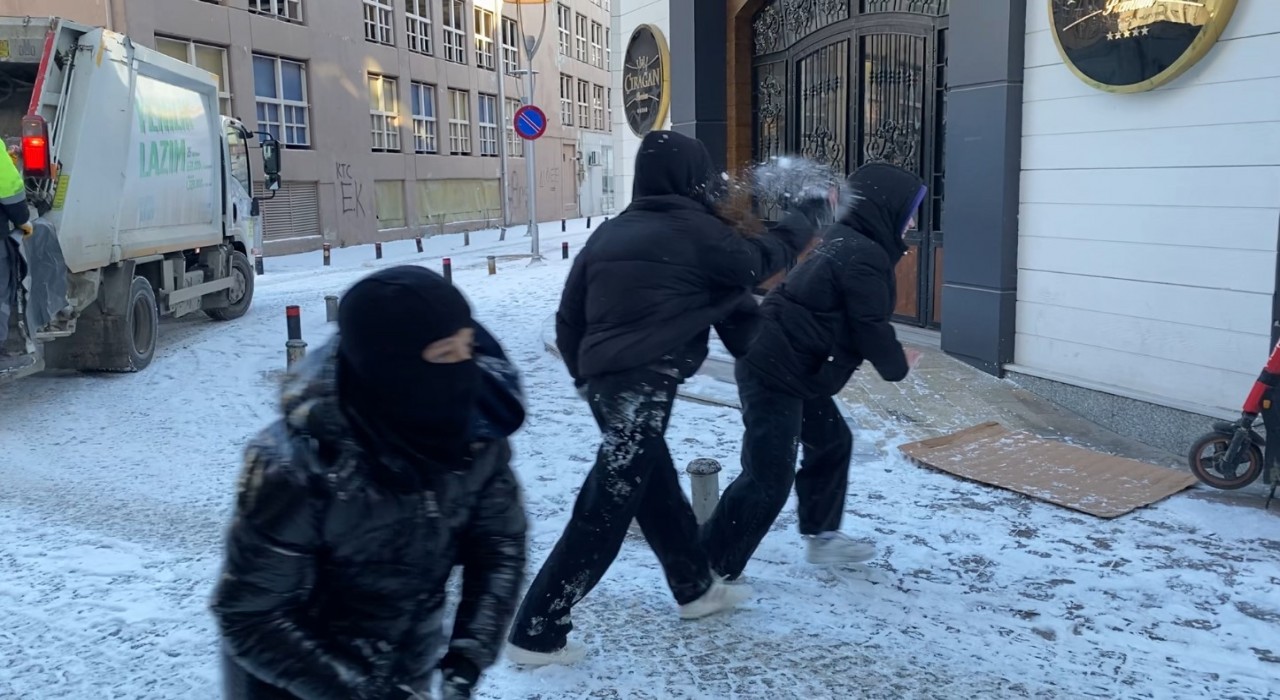 Eskişehire beklenen yağış geldi, çocuklar kartopu savaşı yaptı