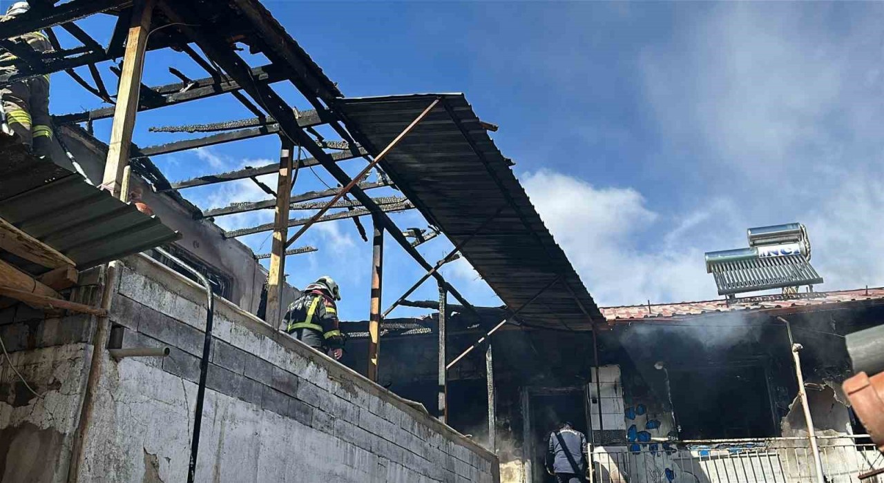 Uşak’ta Yangında Dumandan Zehirlenen Kadın Hayatını Kaybetti