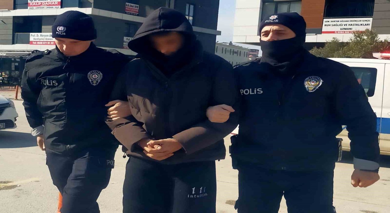 Eve neden geç geldin diyen babasını bıçakladı