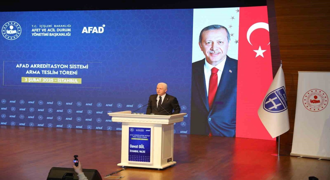 Eyüpsultanda AFAD tarafından 72 ekip için Akreditasyon Sistemi Arma Teslim Töreni düzenlendi