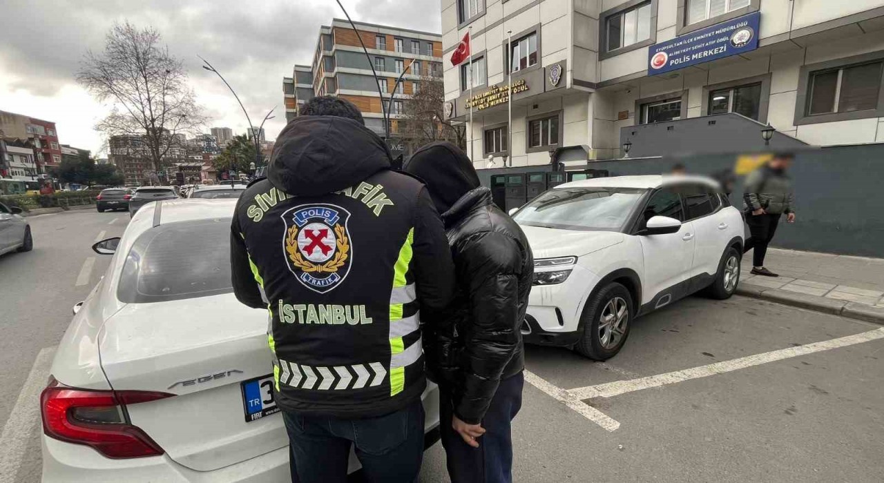 Eyüpsultanda drift yapan motosikletliye ceza yağdı