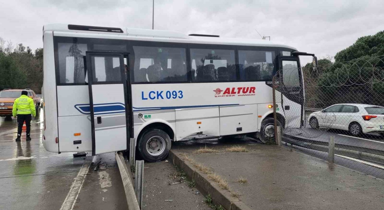 İstanbul Eyüpsultan’da Servis Kazasında Şoför Yara Almadan Kurtuldu