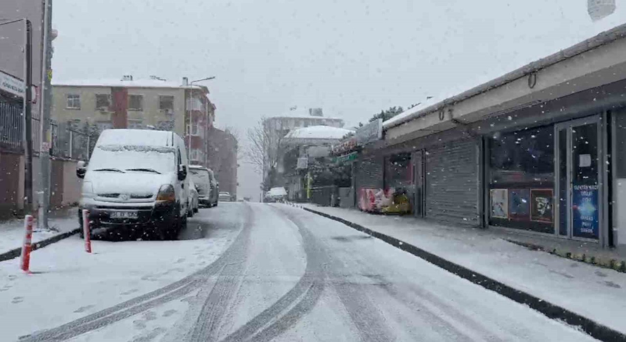 Eyüpsultanda lapa lapa kar yağışı