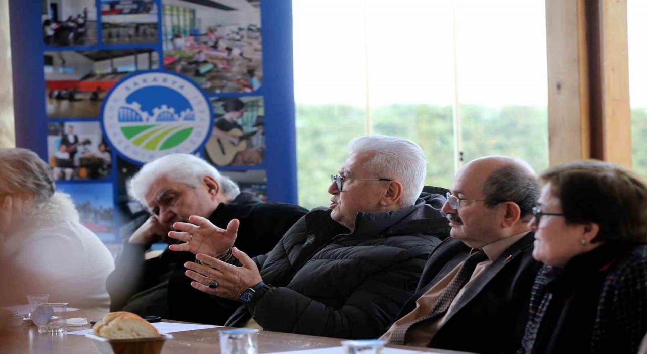 Farklı kuşaklar bu programda bir araya gelerek eğitim üzerine konuştu