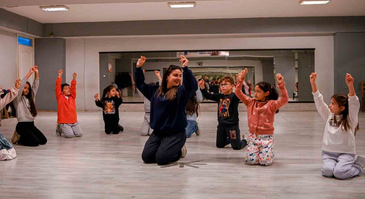 Farklı yörelere ait halk dansları Kuşadasında yaşatılıyor