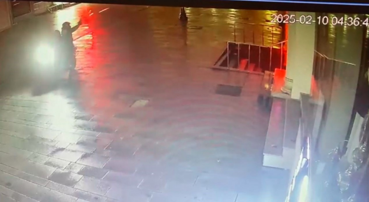 Fatihte 80 bin dolar haraç alamadıkları kuyumcuyu kurşunlayan motosikletli şüpheliler kamerada