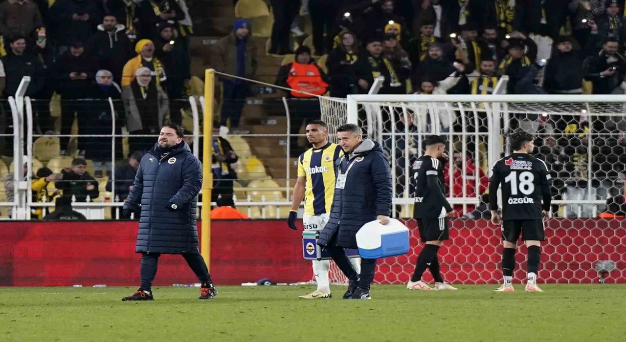 Fenerbahçenin 3 stoperi sakatlanarak oyundan çıktı