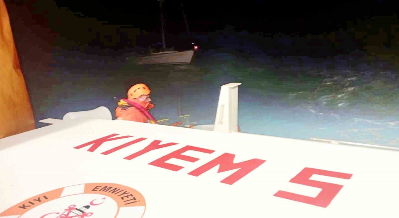 Fethiye açıklarında sürüklenen tekneyi Kıyı Emniyet ekipleri kurtardı