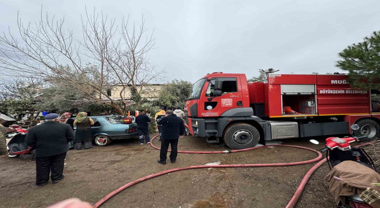 Fethiyede ev yangını: 1 kişi hayatını kaybetti