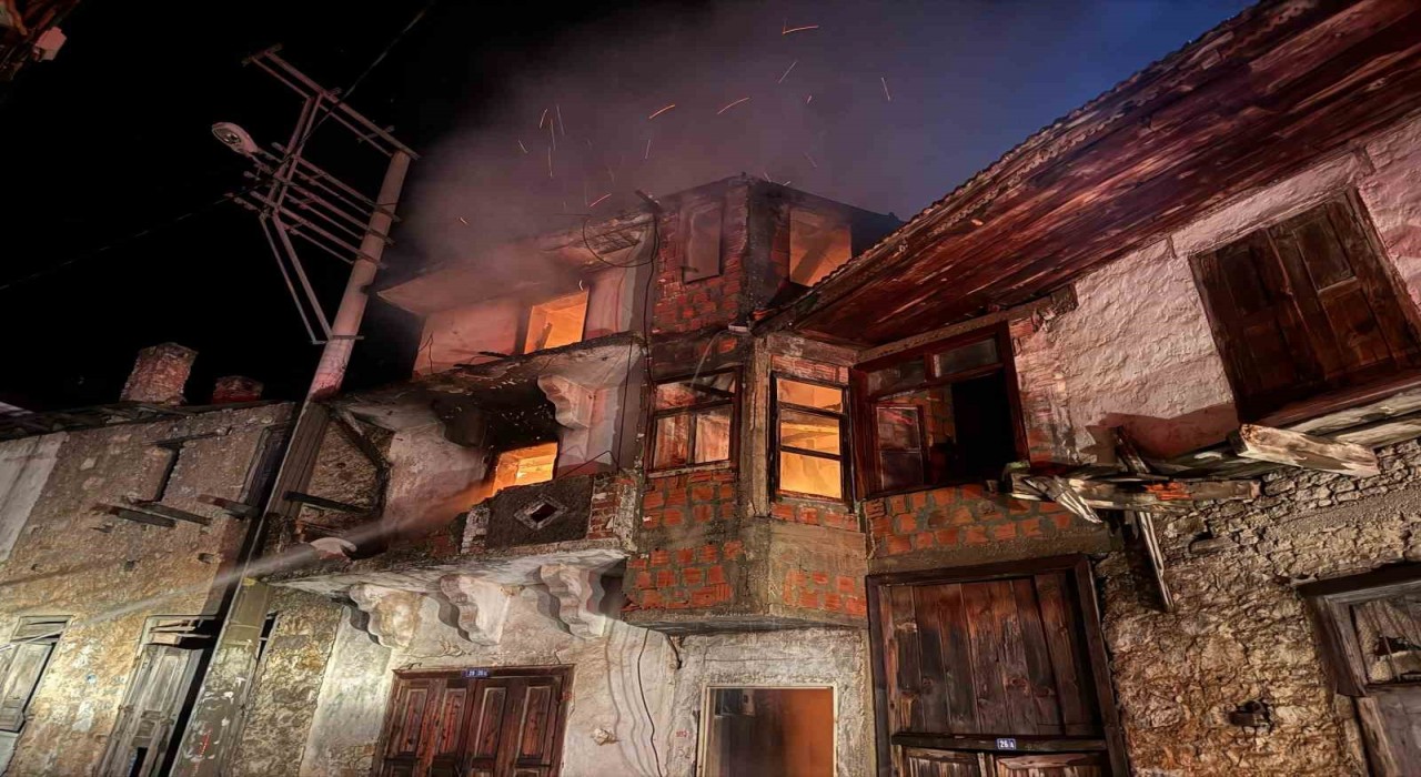 Fethiyede iki katlı ev alevlere teslim oldu