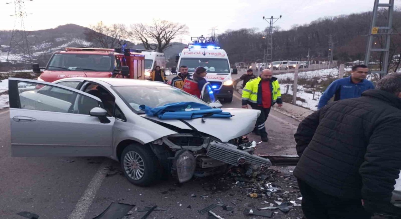 Filyos liman yolunda iki otomobil kafa kafaya çarpıştı: 2 yaralı