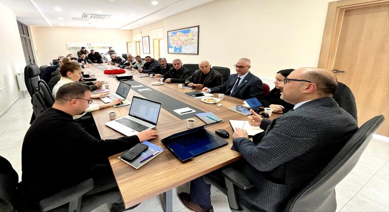 Fırat EDAŞ yöneticileri Çemişgezekte muhtarlarla bir araya geldi
