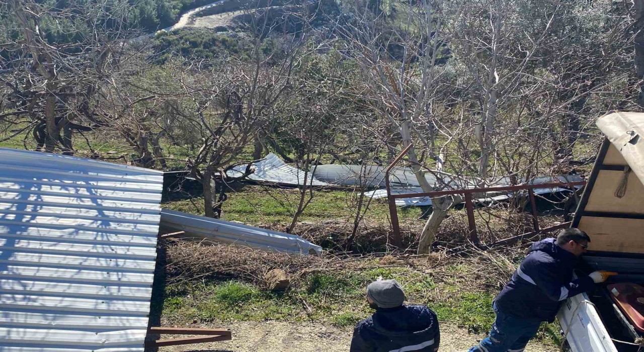 Fırtına Gazipaşada köy konağının çatısını uçurdu
