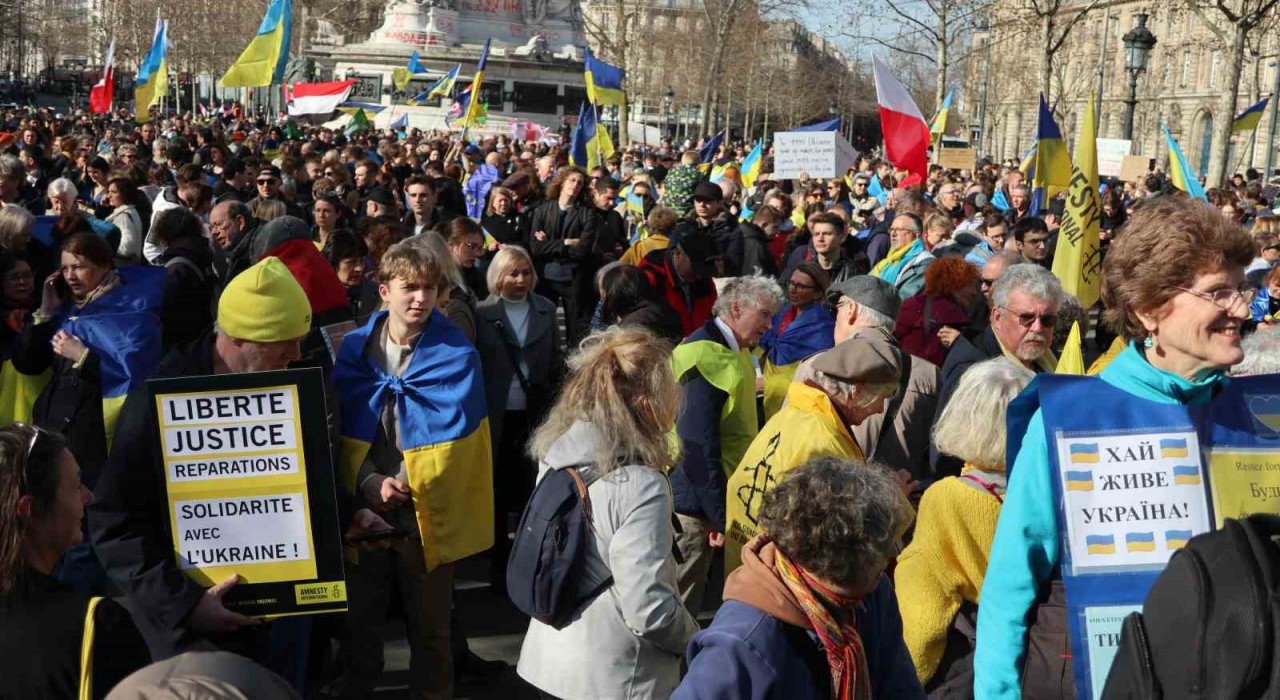 Fransada Ukrayna-Rusya savaşının yıldönümü öncesi binlerce kişi sokağa indi