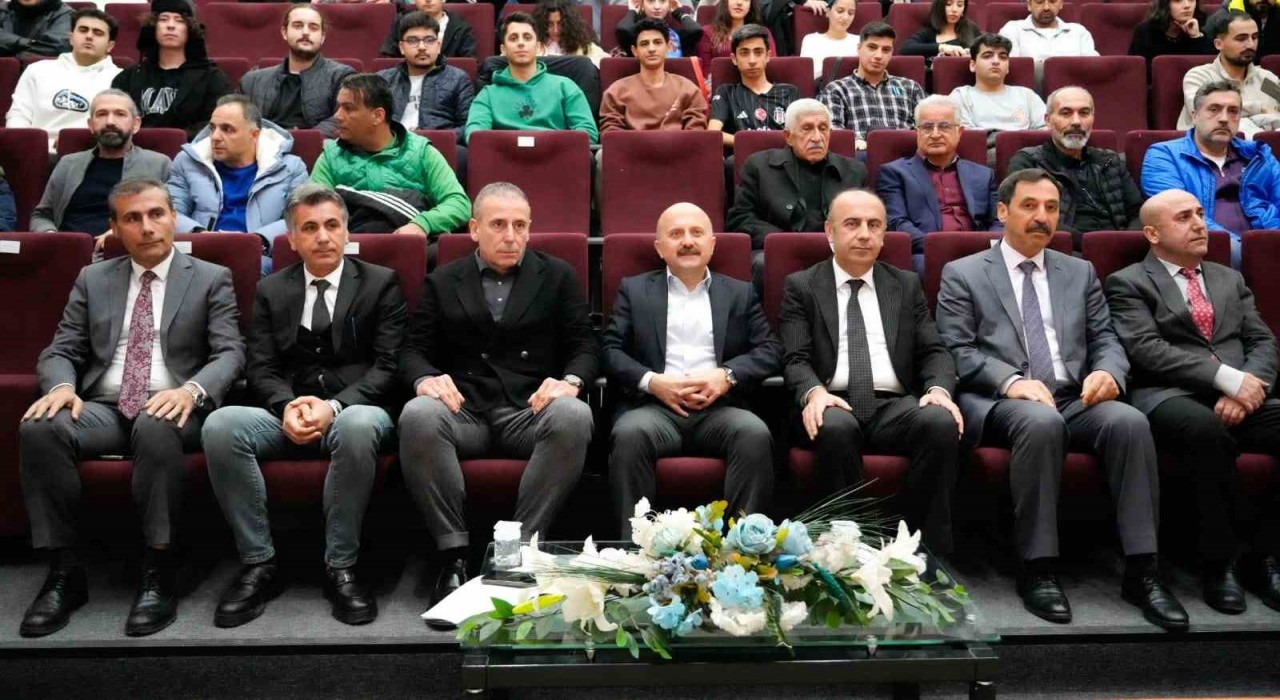 Futbolda yeni trendler ve liderlik başlıklı söyleşi düzenlendi