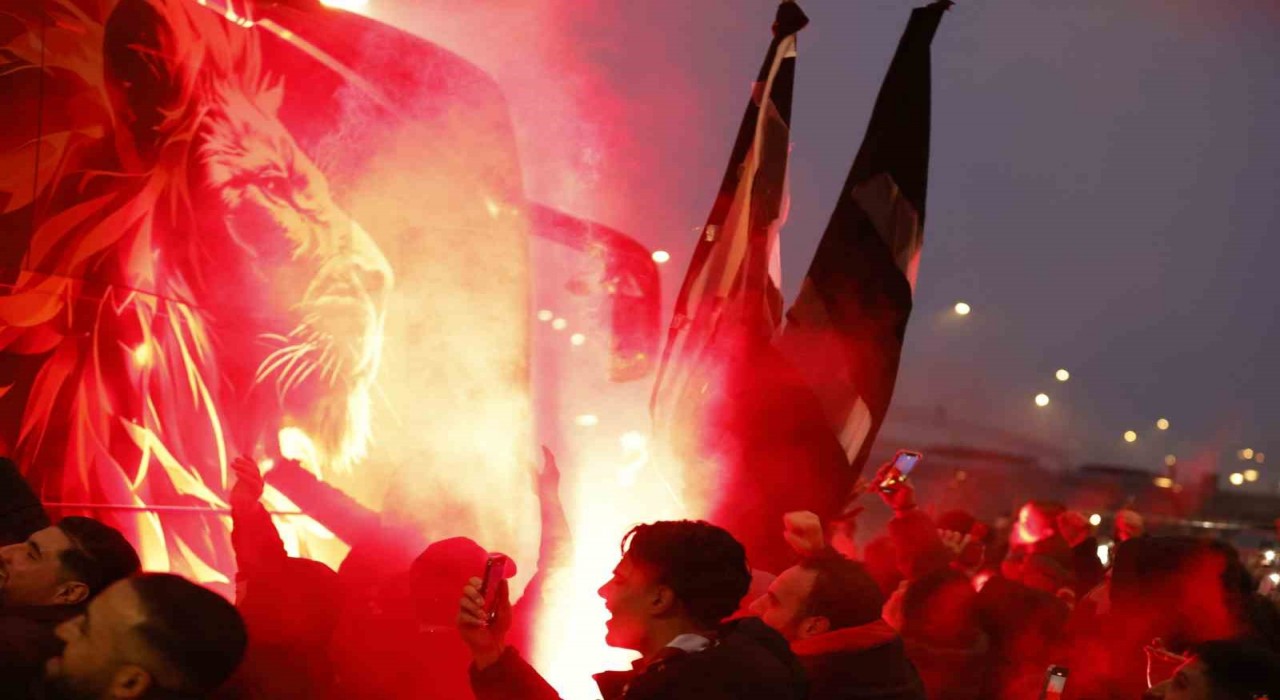Galatasaraya Amsterdamda coşkulu karşılama