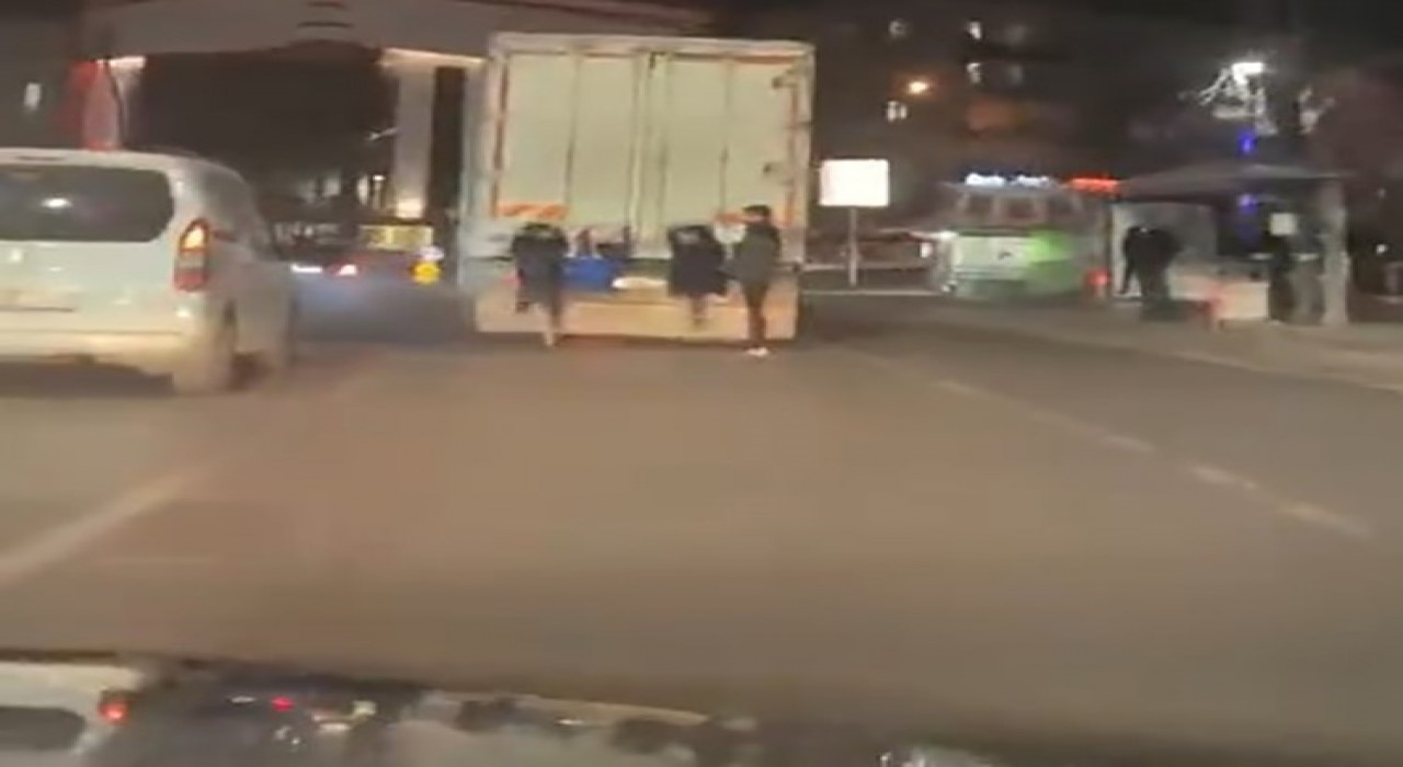 Gaziantepte 4 çocuğun kamyon arkasında tehlikeli yolculuğu kamerada