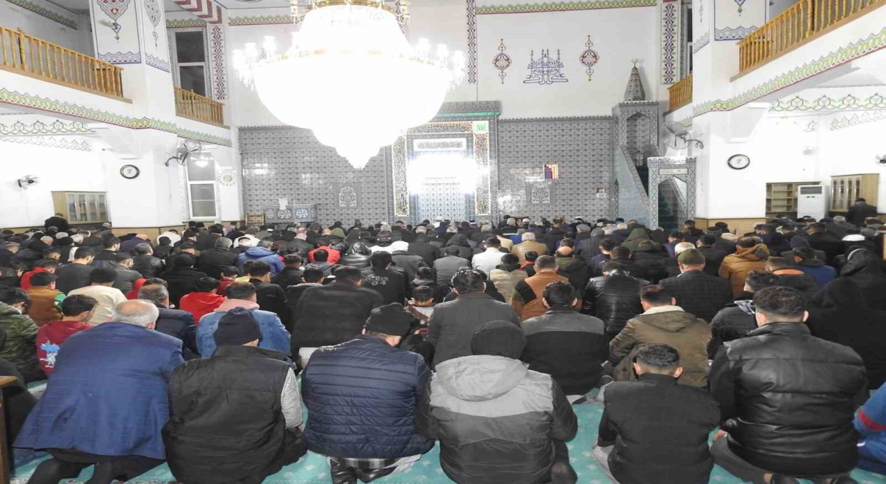 Gaziantepte ilk teravih namazında camiler doldu