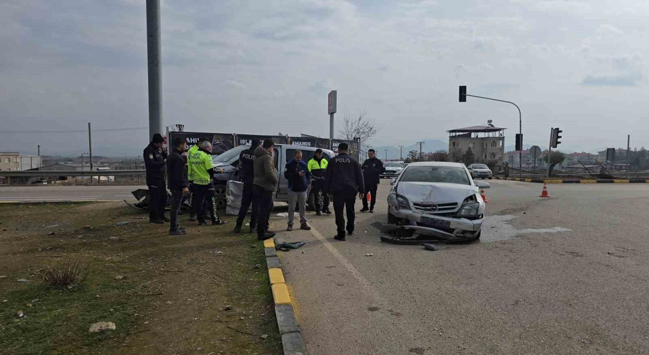 Gaziantepte otomobil ile hafif ticari araç çarpıştı: 2 yaralı