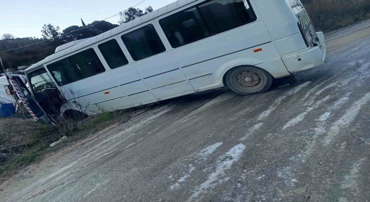 Gazipaşada okul servisi buzlu yolda kaydı, korku dolu anlar yaşandı