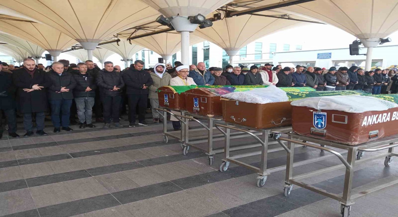 Gecekondu yangınında ölen yaşlı kadın son yolculuğuna uğurlandı