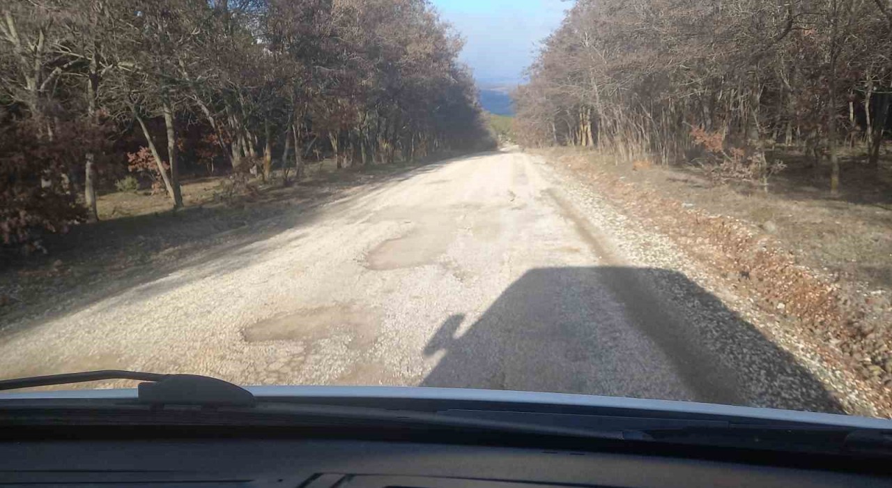Gedizde Ilıca - Gürkuyu yolu sürücüler için çileye dönüştü