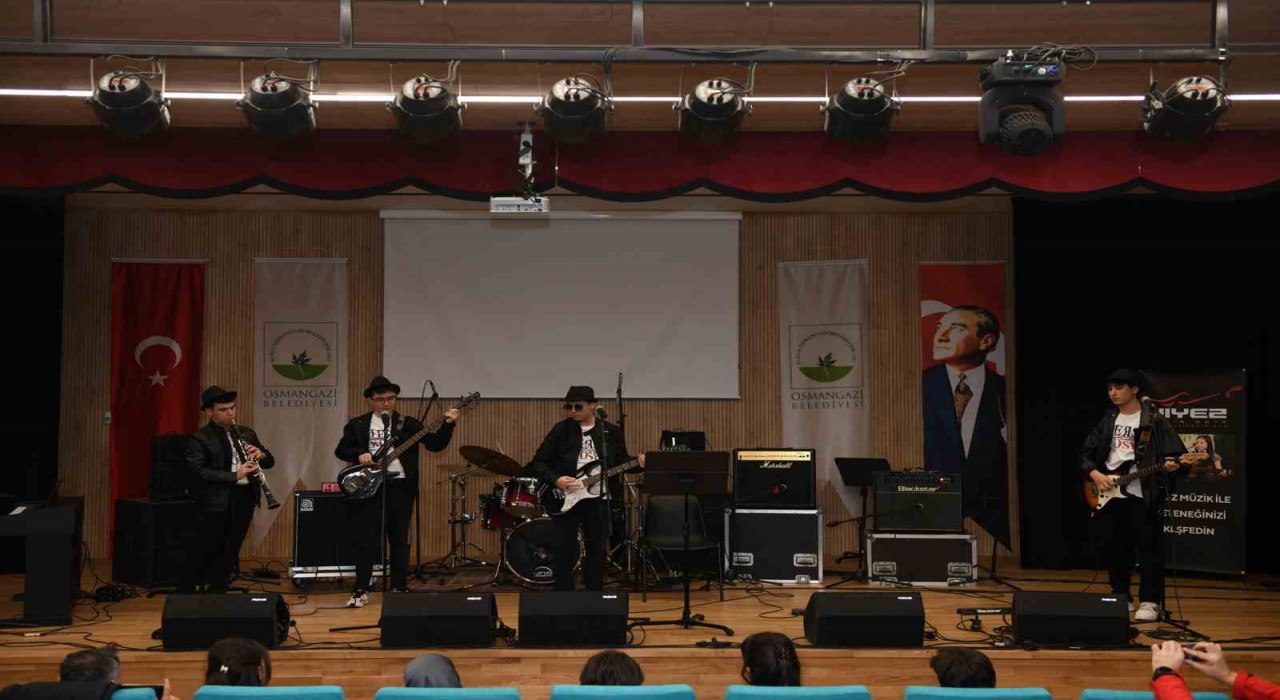Genç müzisyenler final için sahnede