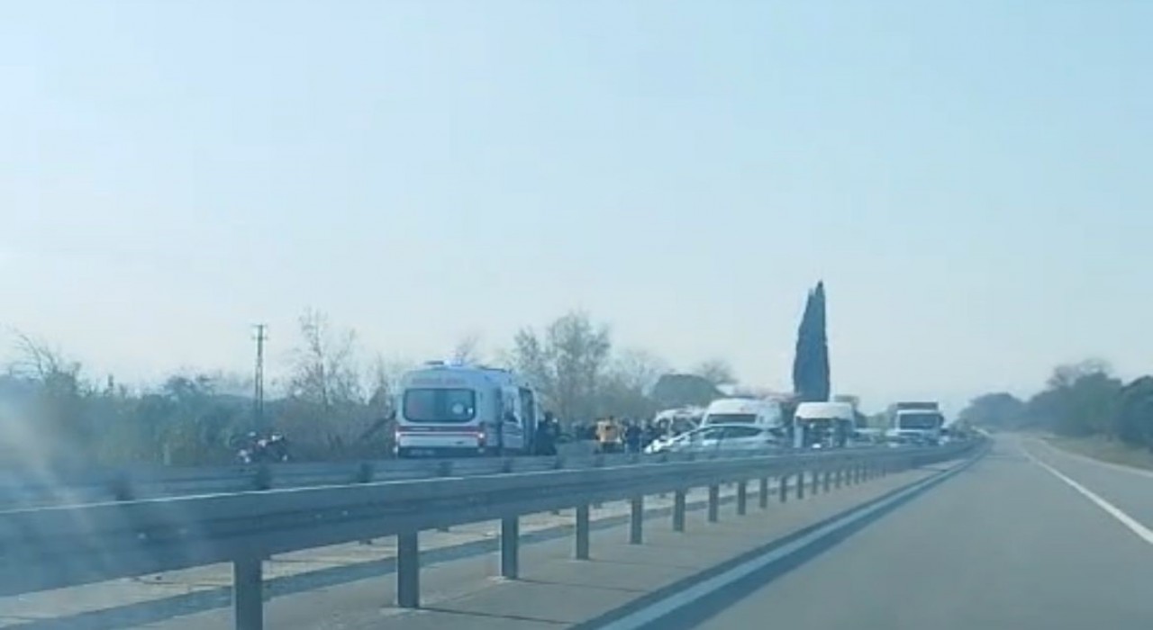 Germencikte 3 araçlı trafik kazası: 4 yaralı