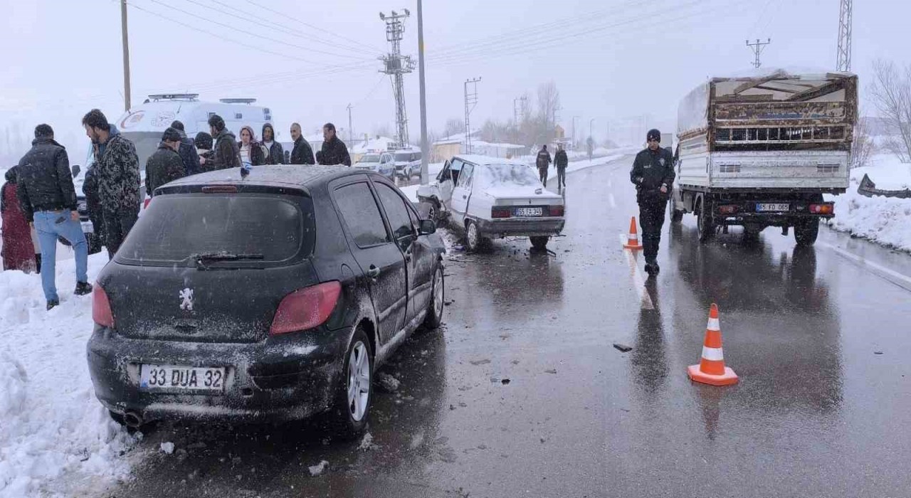 Gevaşta otomobiller çarpıştı: 2 yaralı