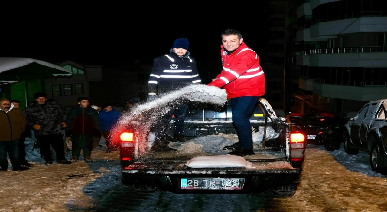 Fuat Köse, Karla Mücadeleye Katılarak Ekiplerine Destek Verdi